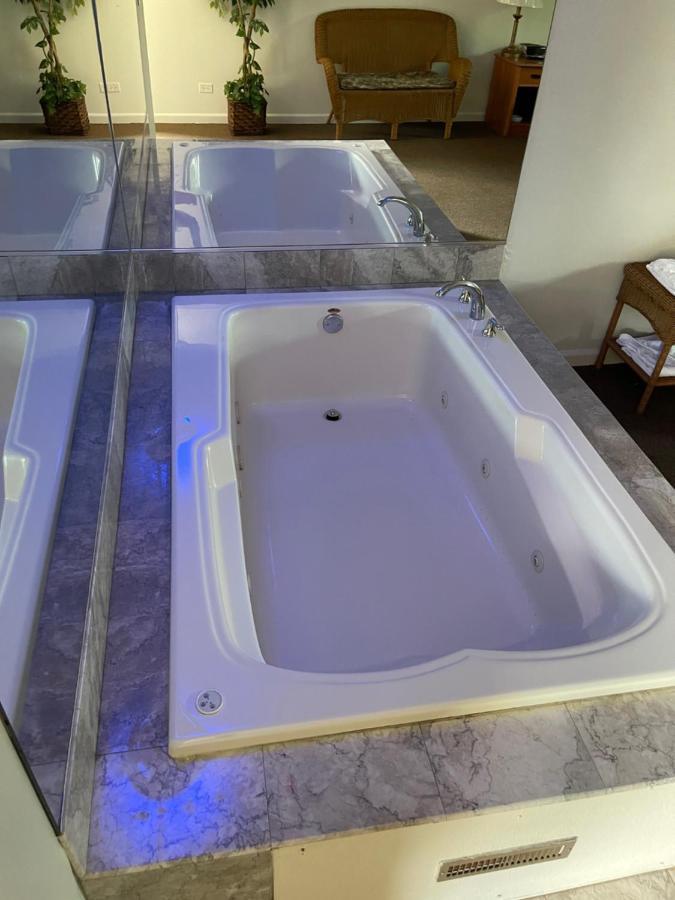 Vibe Inn - Whirlpools Suites - Lyons Ngoại thất bức ảnh